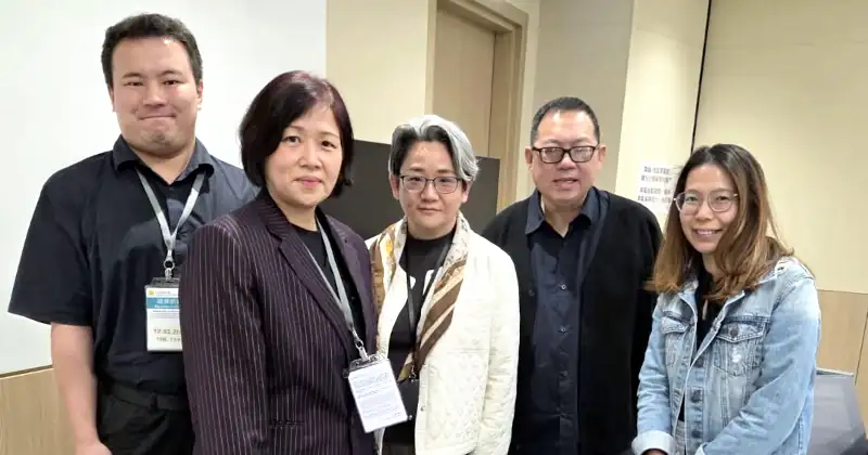 柑桔媽媽與實習生一同走進由陳文宜議員及狄志遠博士主持的會議現場